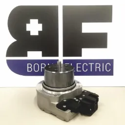 Szczegółowe ujęcie srebrnego siłownika elektrycznego z czarnymi złączami, umieszczonego na białym tle z logo 'BOP Electric'.