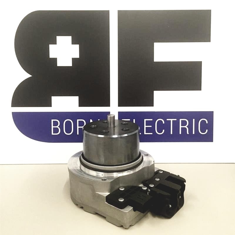 Szczegółowe ujęcie srebrnego siłownika elektrycznego z czarnymi złączami, umieszczonego na białym tle z logo 'BOP Electric'.