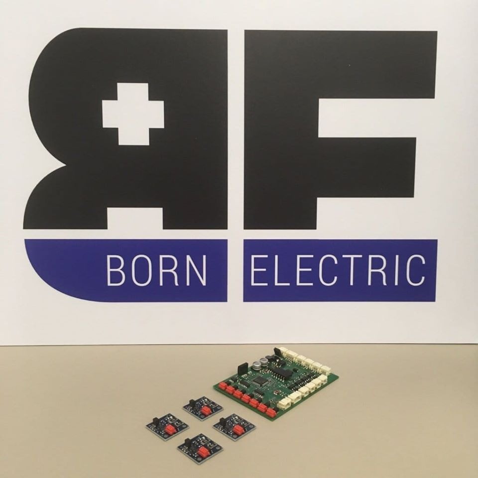 Płytka drukowana z elementami elektronicznymi i cztery mniejsze moduły na neutralnym tle, z logo 'Born Electric' w tle.