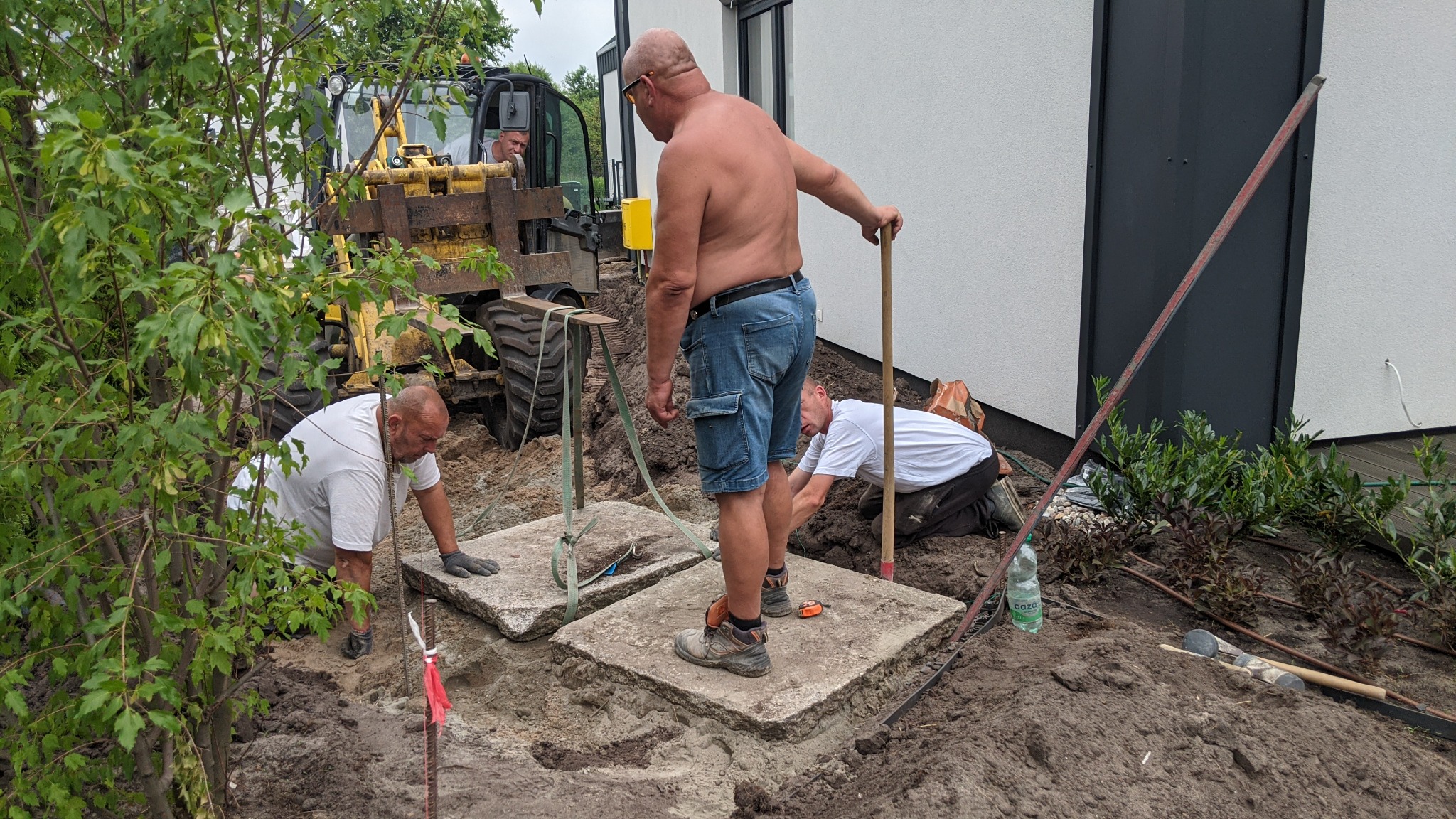 Montaż płyt granitowych w ogrodzie prywatnym, Wizual Projekt, Warszawa Radość, 2022 rok.