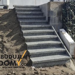 Z radością przedstawiamy kolejny projekt – granitowe schody, które dodają niepowtarzalnego uroku każdemu ogrodowi! 

Nowo wykonane schody doskonale wkomponowują się w zielone otoczenie, łącząc estetykę z trwałością. 