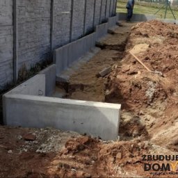 Specjalizujemy się w budowie murów oporowych w kształcie litery „L” – które zabezpieczają teren przed osuwaniem się ziemi,nadają posesji nowoczesny wygląd. Wykonujemy mury,dopasowując je dopotrzeb klienta i warunków gruntowych.