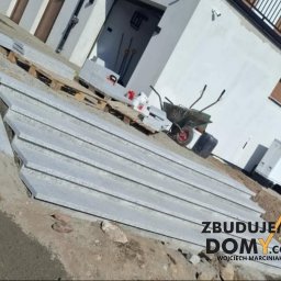 Oferujemy profesjonalne wykonanie schodów z granitu – trwałych, eleganckich i odpornych na warunki atmosferyczne. Precyzyjne wykończenie i nowoczesny design w standardzie.
