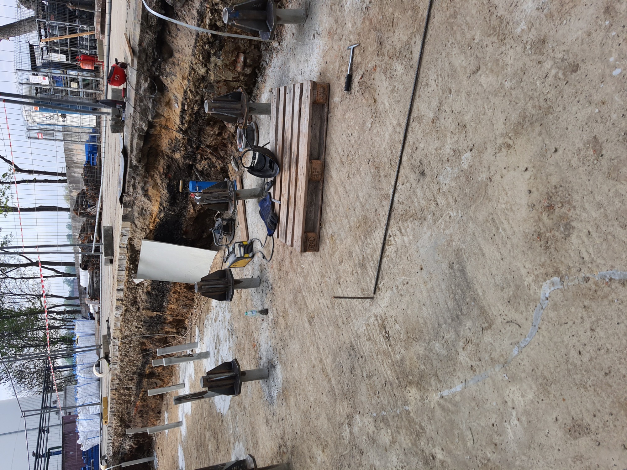 Spawanie fundamentów pod zbiorniki.