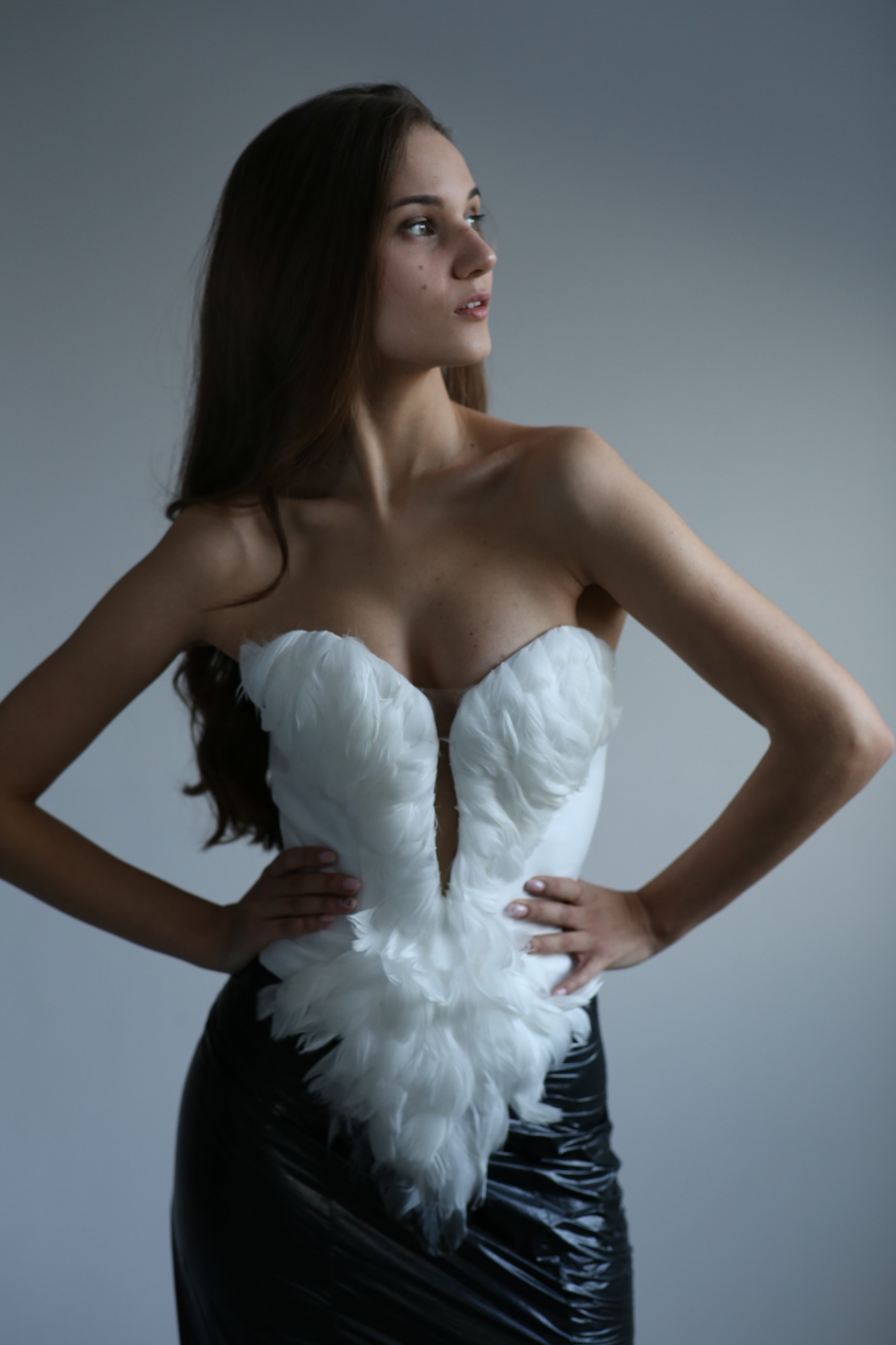 gorset ukrutu piórami