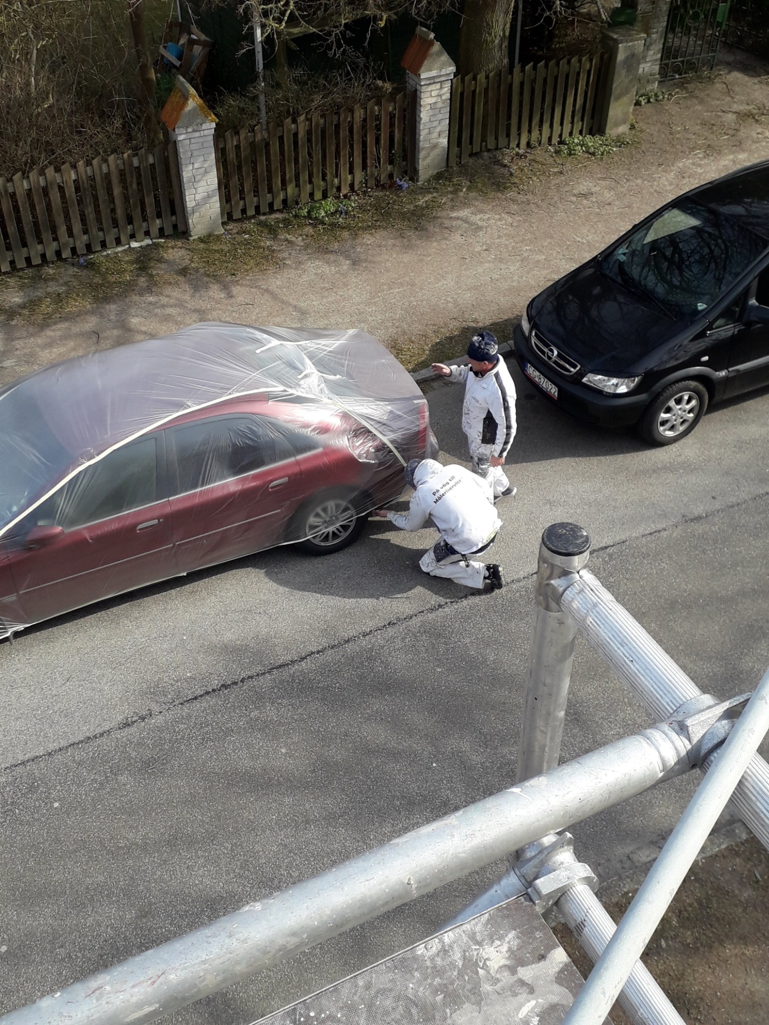 Farba nakłada rolką przy silnym wietrze leci do 20m.