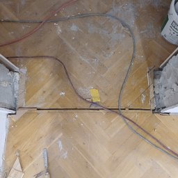 Podłoga dębowa przed renowacją i olejowaniem wzór jodełka klasyczna .