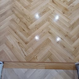 PIOSTER-BUD Piotr Stępniewski - Podłoga dębowa po renowacji i olejowaniu wzór jodełka klasyczna.