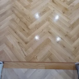 Podłoga dębowa po renowacji i olejowaniu wzór jodełka klasyczna.