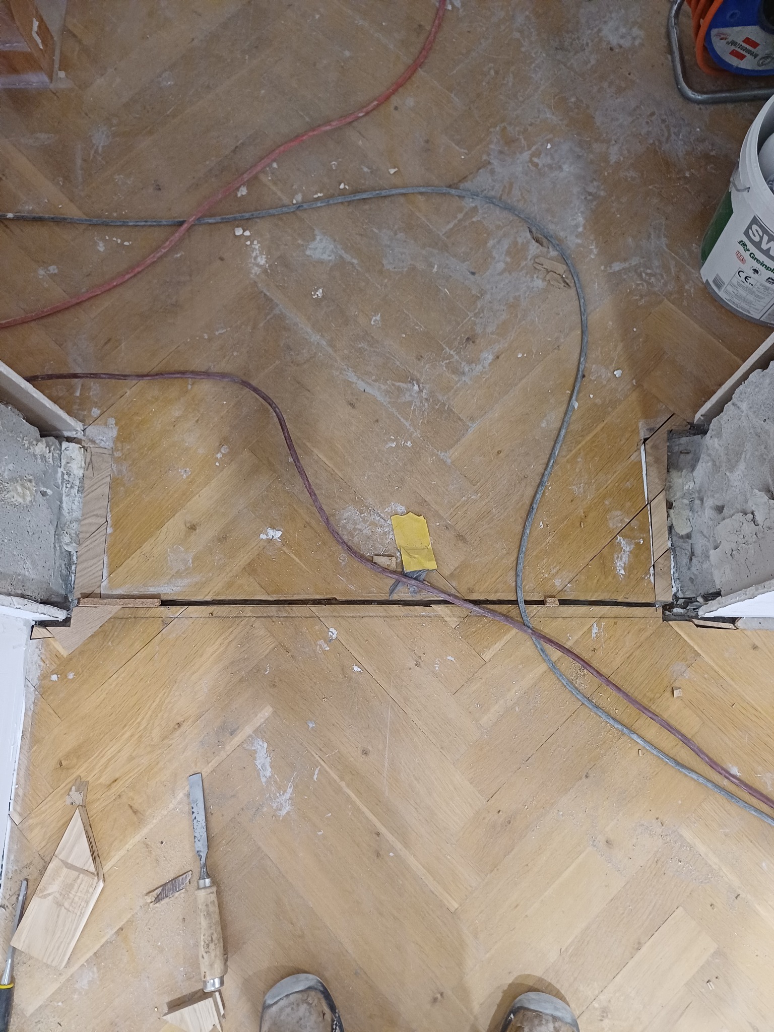 Podłoga dębowa przed renowacją i olejowaniem wzór jodełka klasyczna .