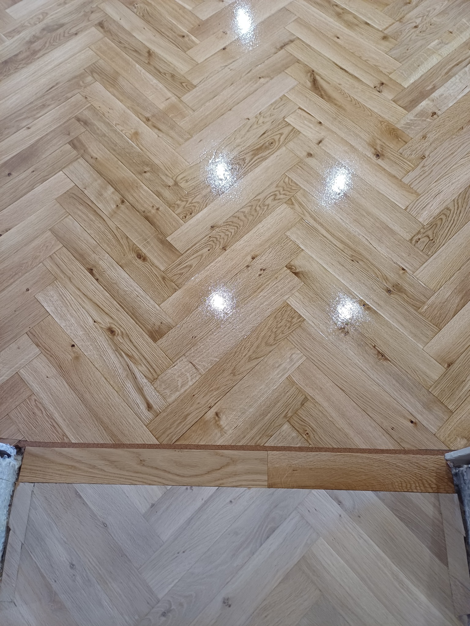 Podłoga dębowa po renowacji i olejowaniu wzór jodełka klasyczna.