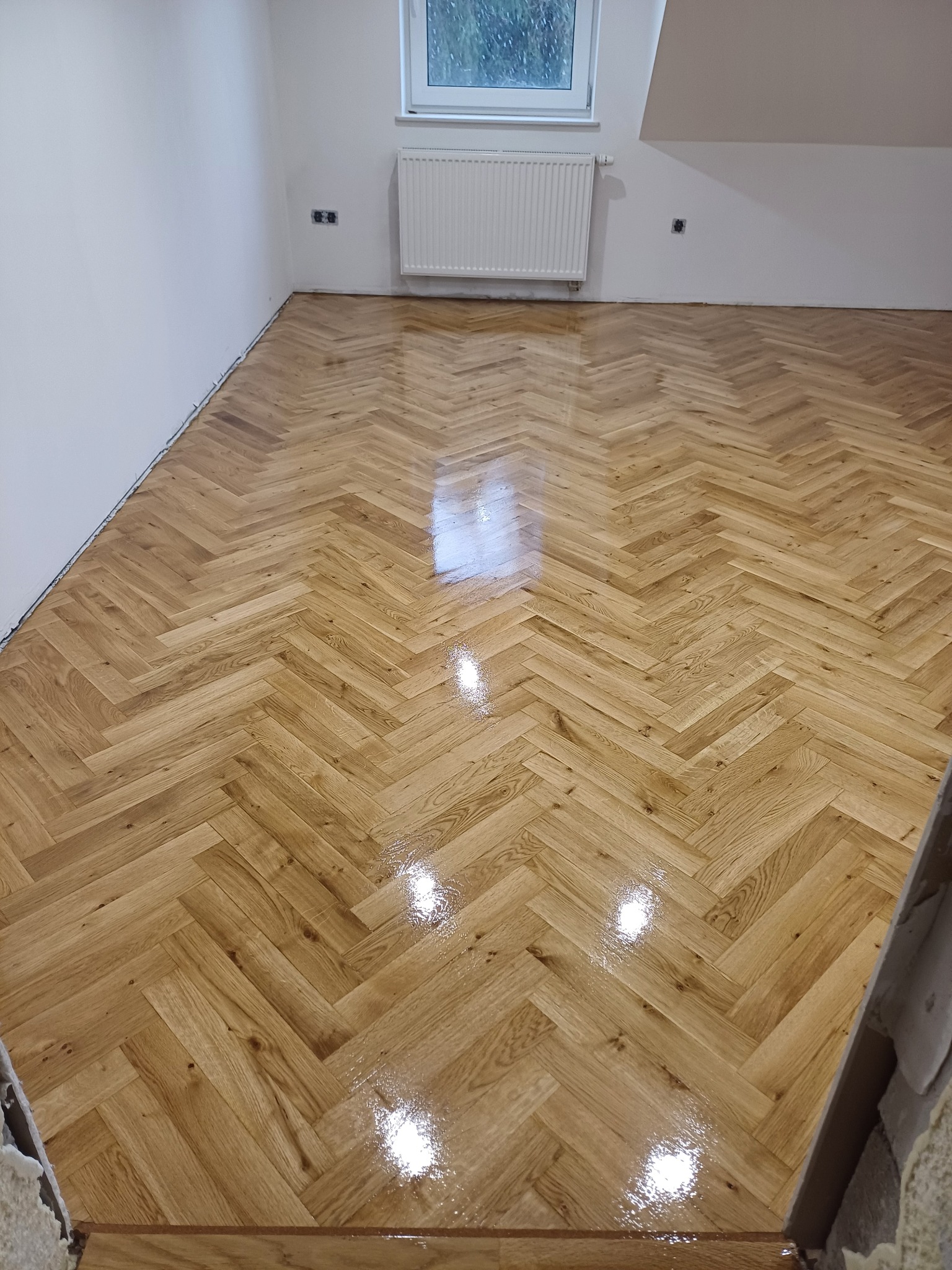 Podłoga dębowapo po renowacji I olejowaniu wzór jodełka klasyczna.