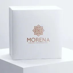 Białe pudełko z tłoczonym złotym logo i napisem 'MORENA Biżuteria Rękodzielnicza' na minimalistycznym, białym tle.