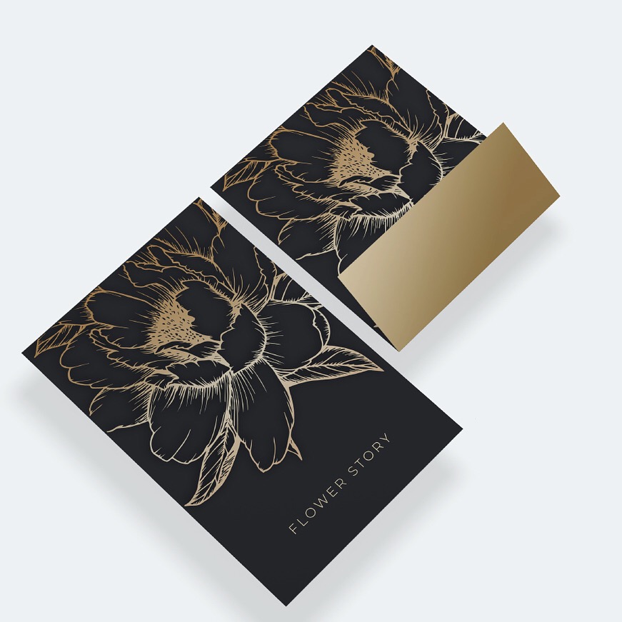 Elegancka wizytówka z motywem kwiatowym w kolorach czerni i złota, z napisem 'FLOWER STORY' na matowym tle.