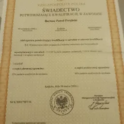 Skan świadectwa potwierdzającego kwalifikacje zawodowe Bartosza Pawła Porębskiego, wydanego w Krakowie 30 marca 2016 roku, z wynikami egzaminu pisemnego (55%) i praktycznego (86%) w zakresie robót...