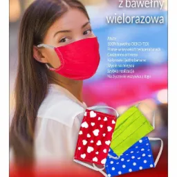 Plakat reklamowy z kobietą w czerwonej maseczce ochronnej i trzema maseczkami w różnych wzorach na dole, informujący o cenie i atutach produktu.