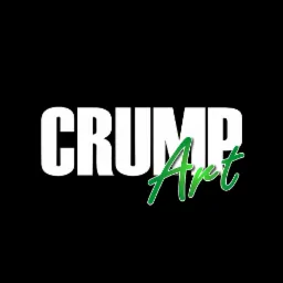 Logo firmy CRUMP Art na czarnym tle, z napisem CRUMP w kolorze białym i Art w kolorze zielonym z obrysem, pisane ozdobną czcionką.