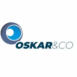 Logo firmy Oskar&CO z abstrakcyjnym symbolem oka w odcieniach szarości i błękitu, umieszczone na białym tle.