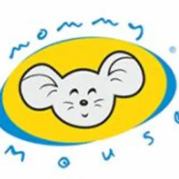Logo firmy Mommy Mouse przedstawiające stylizowaną białą myszkę z uśmiechem, umieszczoną w żółtej elipsie z niebieską obwódką na białym tle.