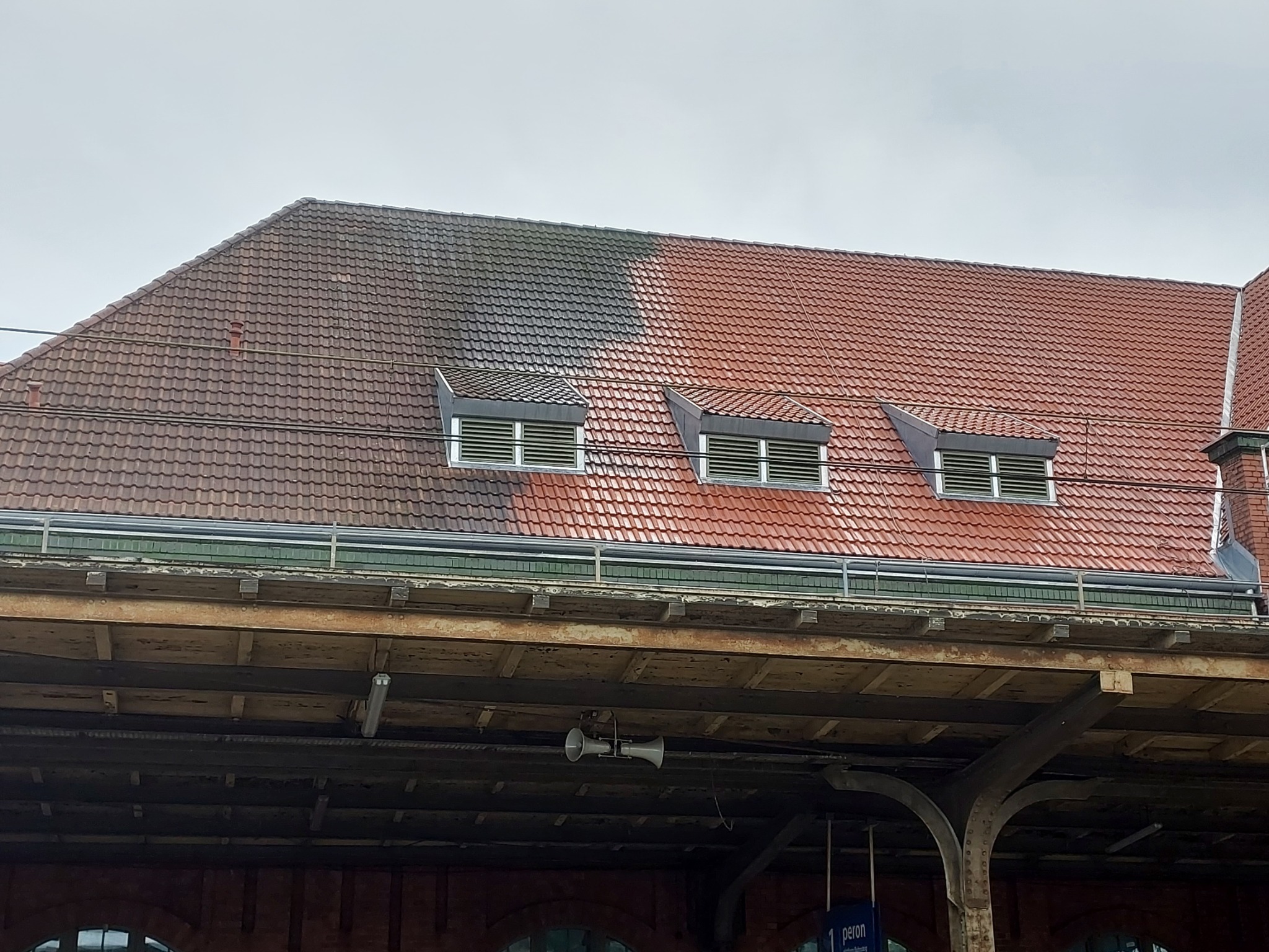 Mycie dachów budynków użyteczności publicznej, jak również domów jednorodzinnych.