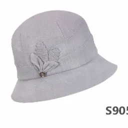 Jasnoszary kapelusz damski typu cloche uszyty z lnu, ozdobiony aplikacją w kształcie kwiatka i guzikiem, model S905L.