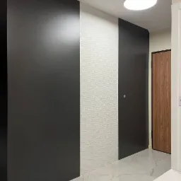 Wykorzystaliśmy płytę laminowaną i kafelki ceramiczne, aby stworzyć unikalną i stylową przestrzeń.