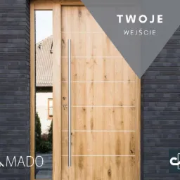 Drewniane drzwi wejściowe z długim, pionowym uchwytem, umieszczone w murze z ciemnej cegły, widoczne logo firmy MADO i CAL.