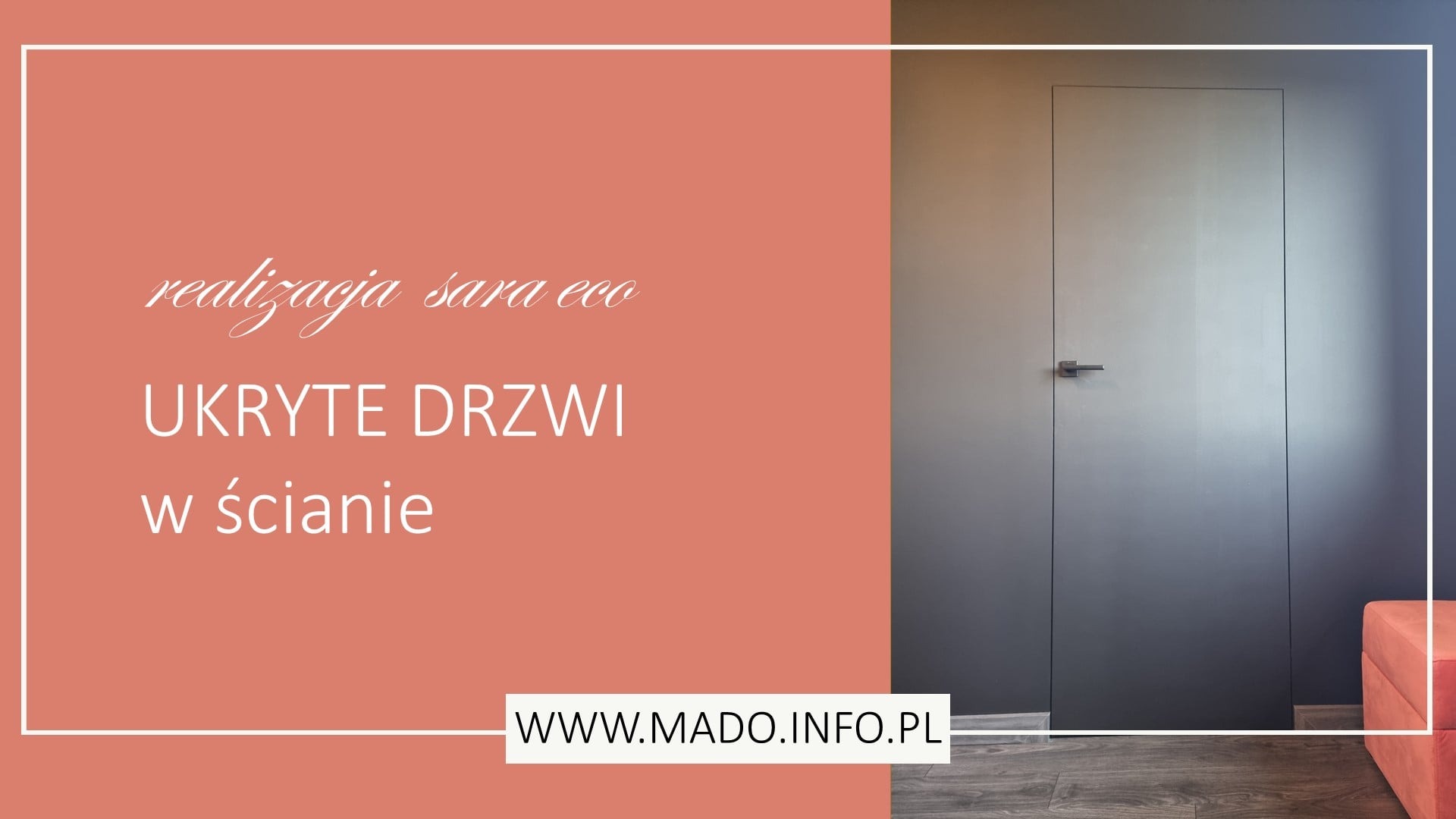 Szare, ukryte drzwi z minimalistyczną klamką, zlicowane ze ścianą w odcieniach szarości i błękitu, widoczne z boku, z fragmentem pomarańczowego pufa w rogu.