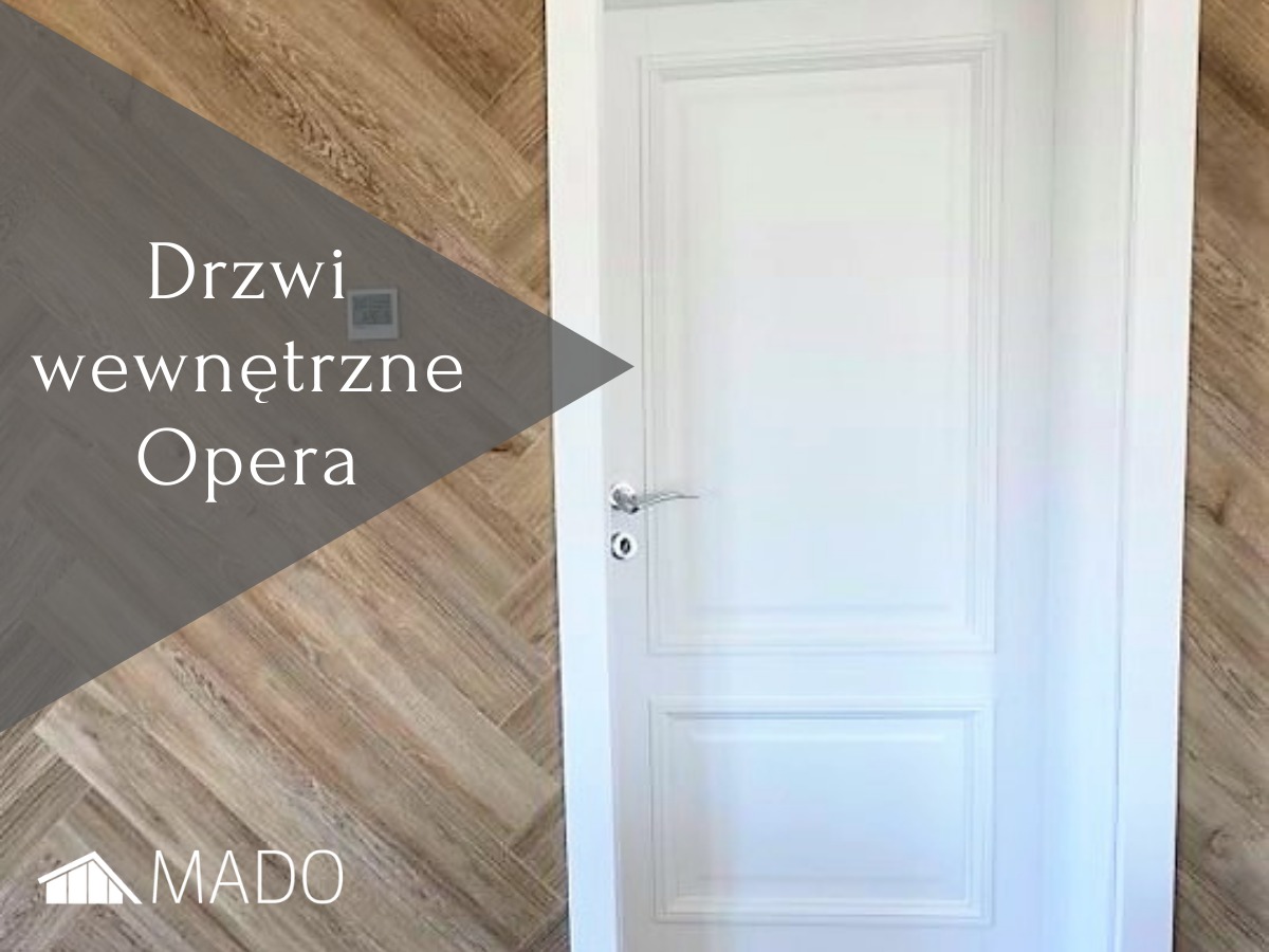 Białe drzwi wewnętrzne z panelem dekoracyjnym, srebrna klamka, tło z paneli ułożonych w jodełkę, widoczne logo firmy MADO w rogu.