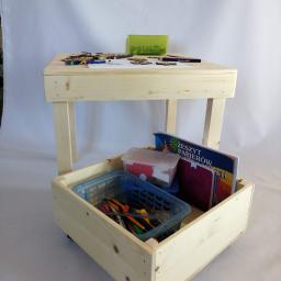 Stolik dla dzieci wraz z mobilnym pojemnikiem na zabawki lub przybory do malowania/ rysowania. 