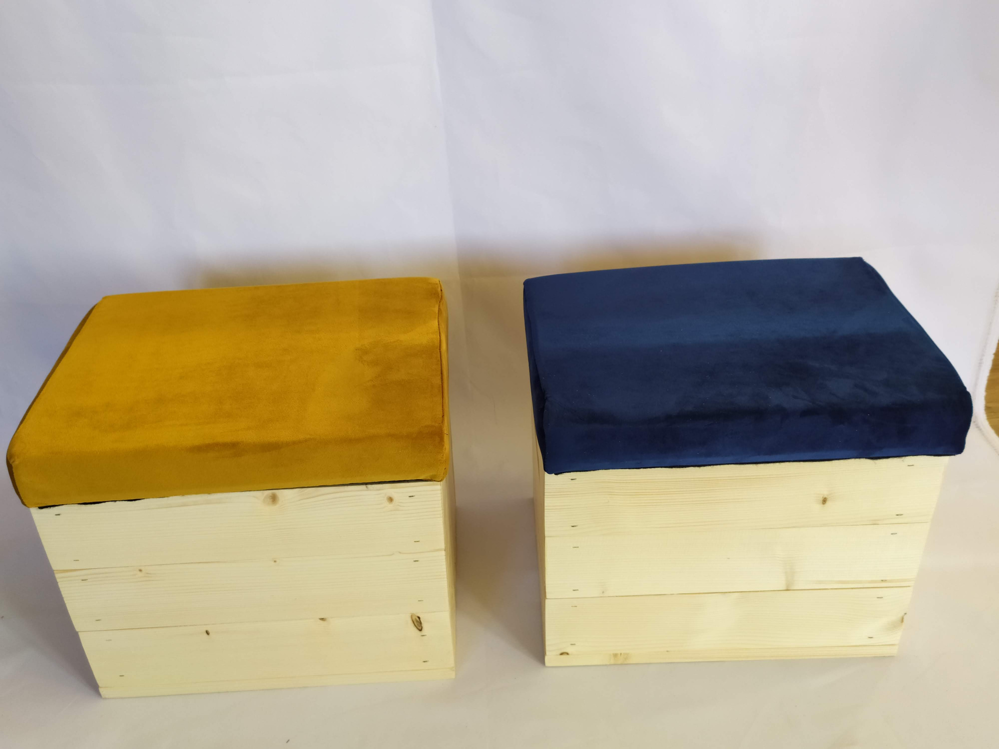 Skrzynia - Pufa JUNIOR o wymiarach 40 cm x 30 cm x 35 cm. Obicie - welur tapicerski Rekomendowana dla dzieci.