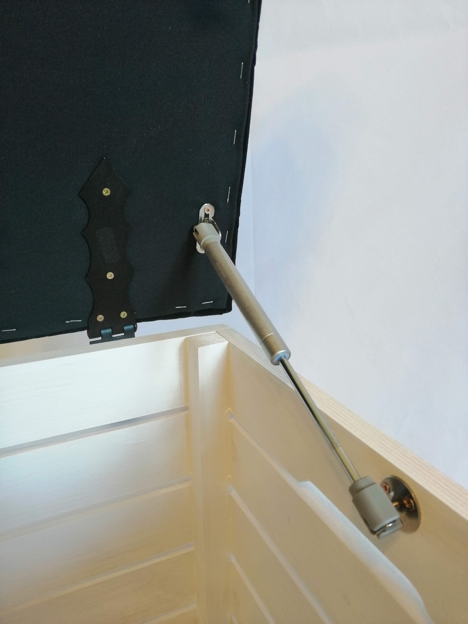 Siedziska naszych skrzyń otwierane są na siłowniki gazowe. Jest to bezpieczna i wygodna forma otwierania.