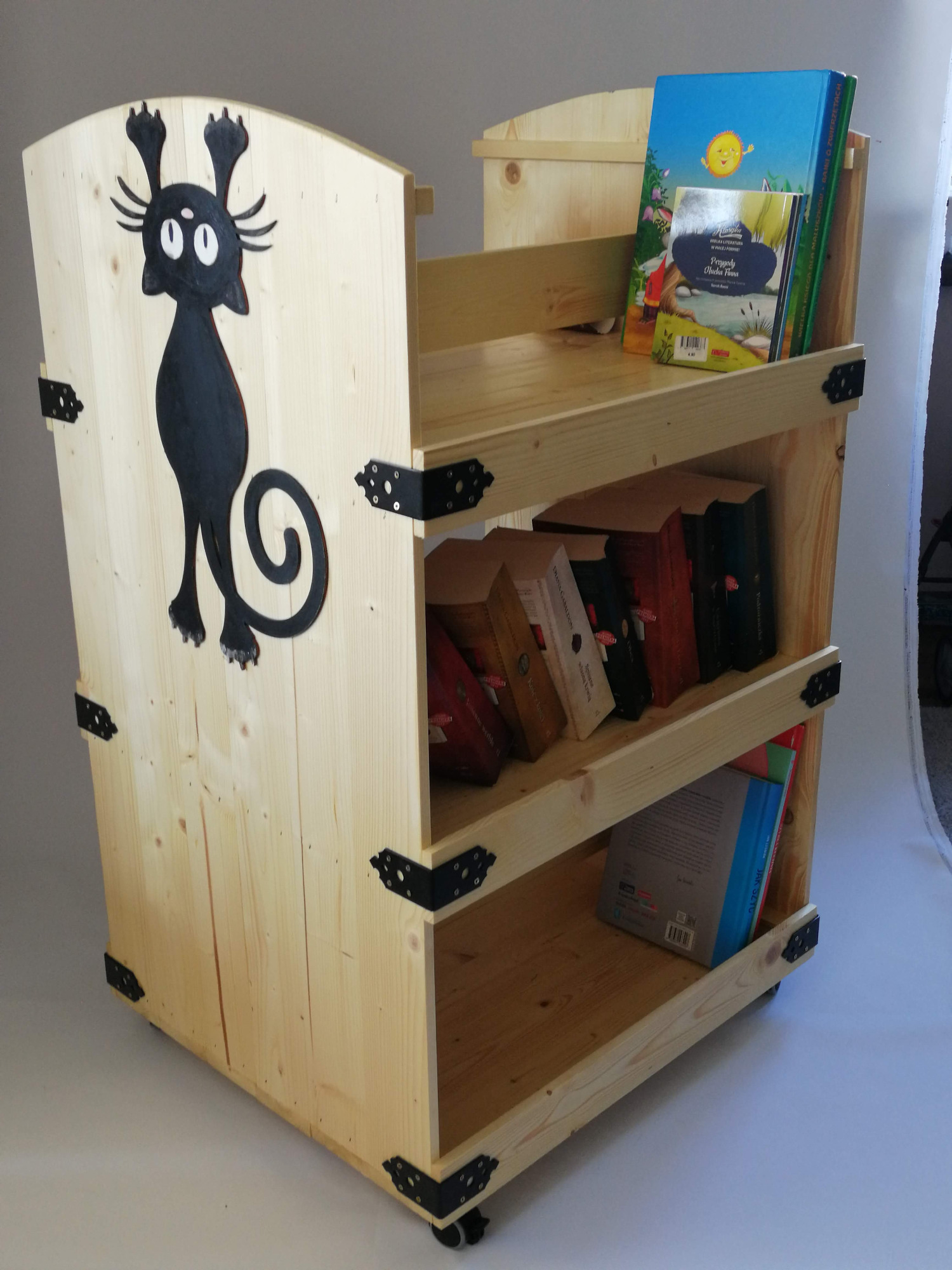 Mobilna Biblioteczka/Organizer trzypoziomowa. Zamówienie od klienta z ozdobnikiem w formie kota (ręcznie malowane).