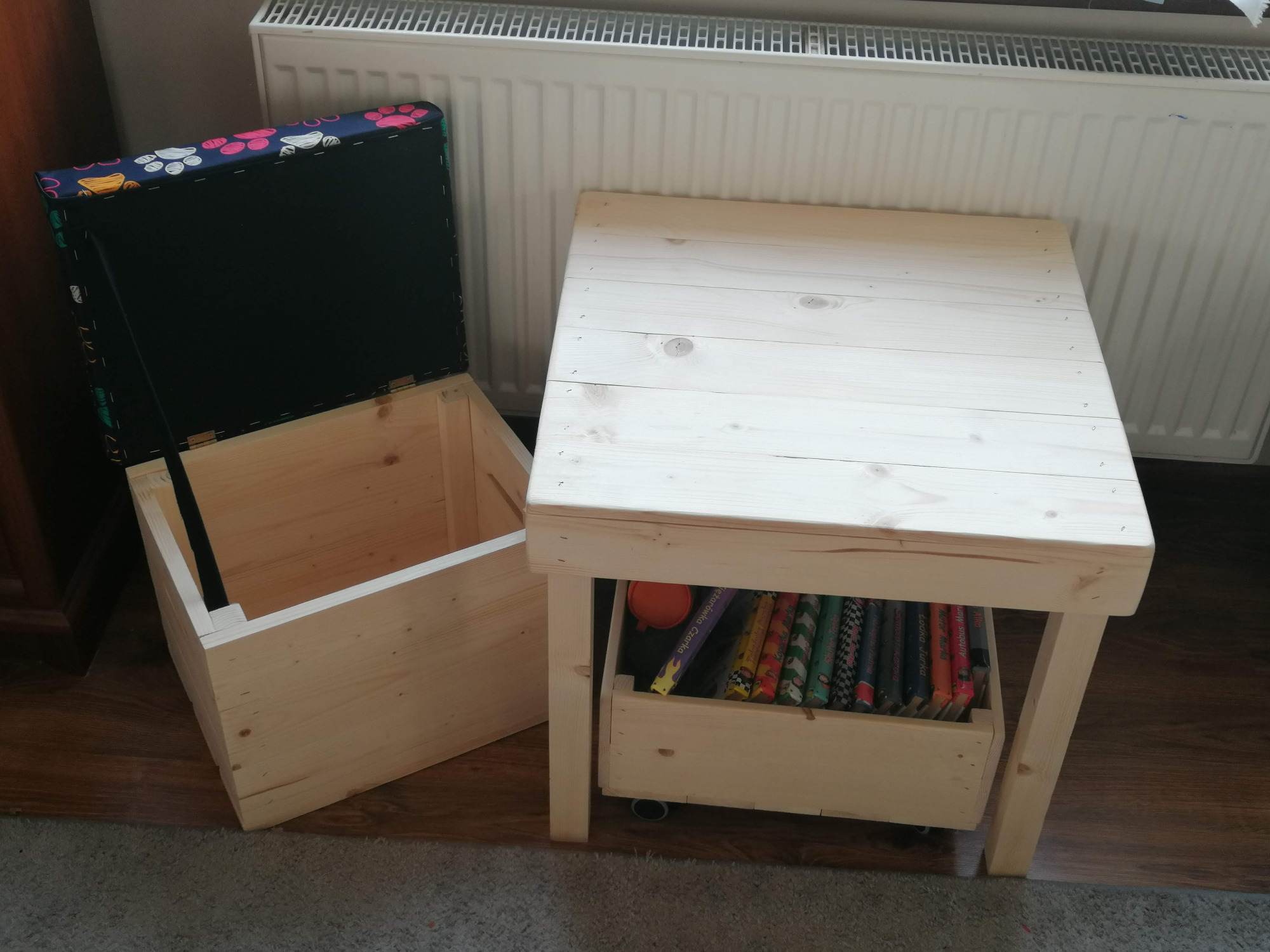 Stolik z mobilnym pojemnikiem oraz Juniorem. Zestaw idealny dla dzieci. Zdjęcie od klienta.