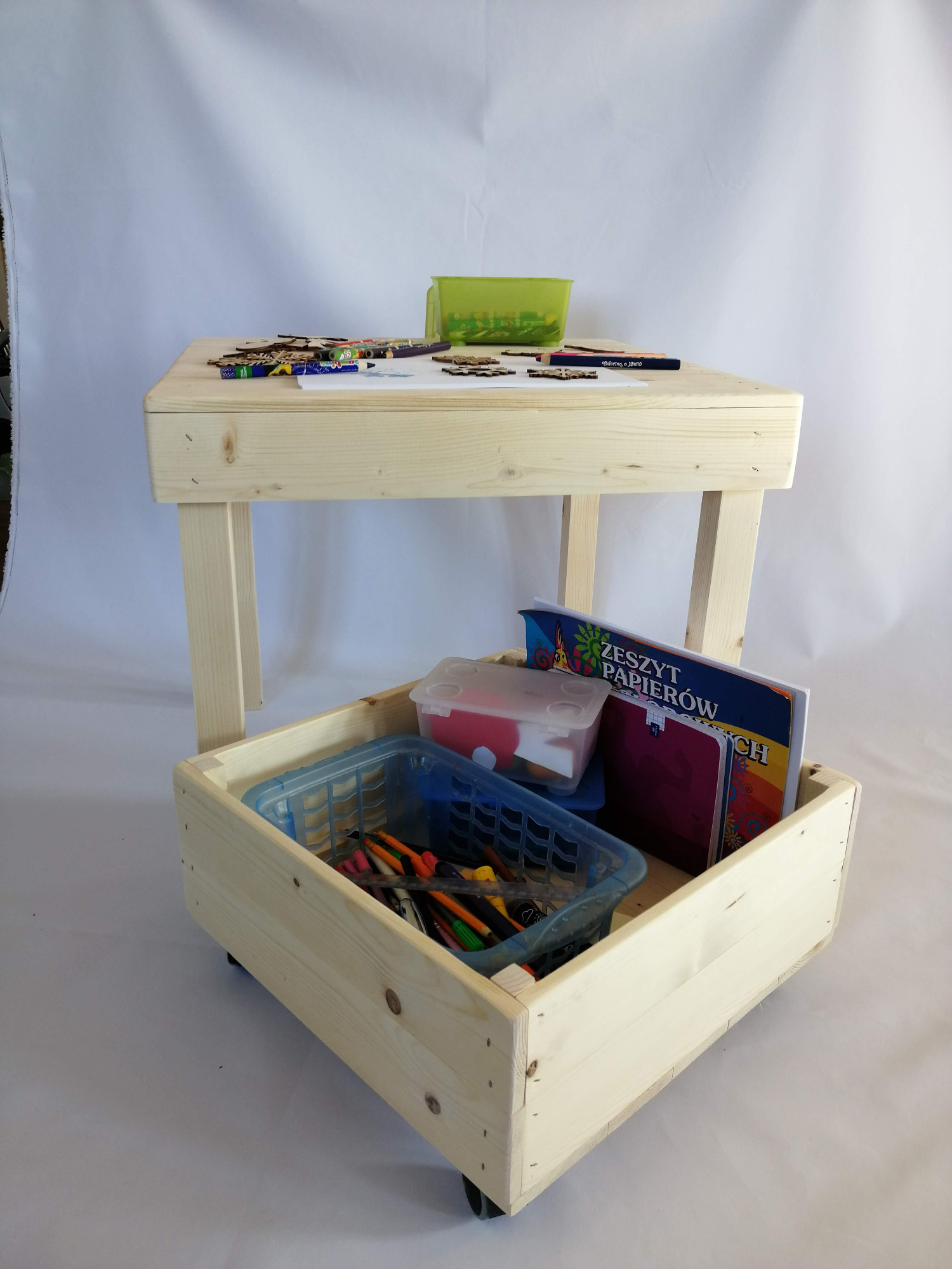 Stolik dla dzieci wraz z mobilnym pojemnikiem na zabawki lub przybory do malowania/ rysowania.