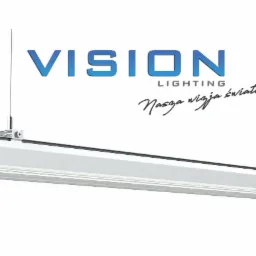 Biała liniowa oprawa oświetleniowa LED zawieszona na cienkich linkach, widoczne logo Vision Lighting na białym tle.