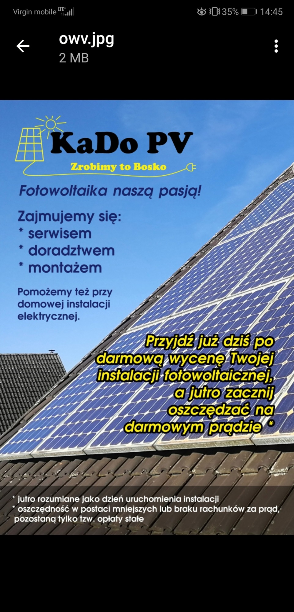 Reklama firmy fotowoltaicznej KaDo PV z hasłem 'Fotowoltaika naszą pasją!' na tle nieba i fragmentu dachu z panelami słonecznymi, oferującej serwis, doradztwo i montaż.