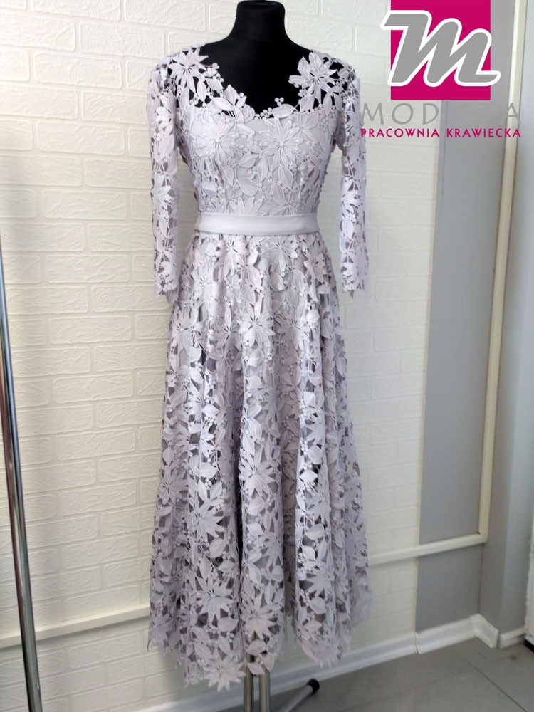 Sukienka koktaliowa z gipiury