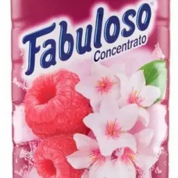 Butelka skoncentrowanego płynu do płukania tkanin o zapachu czerwonych owoców, z grafiką malin i kwiatów.