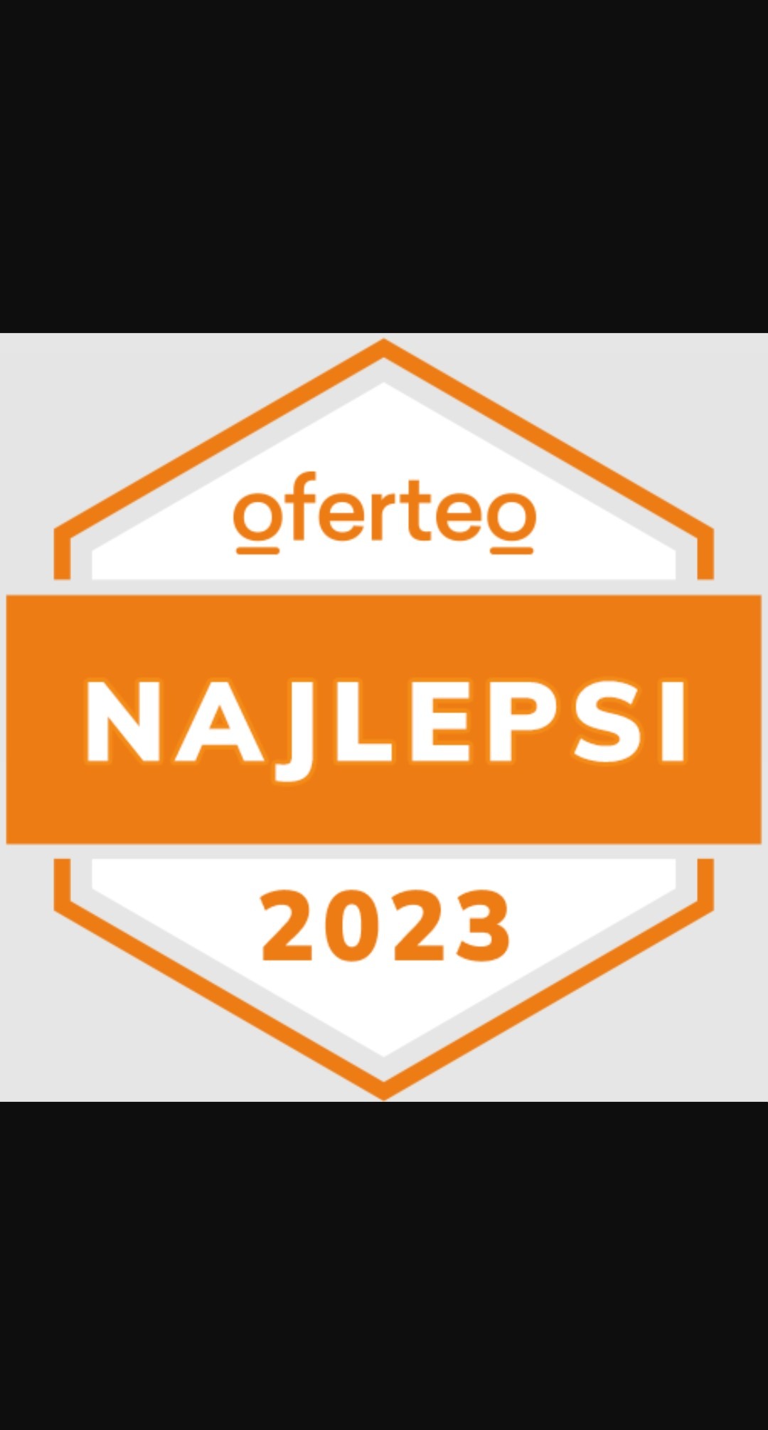 Nagroda Oferteo Najlepsi 2023 w pomarańczowo-białej kolorystyce, na szarym tle. Grafika w kształcie sześciokąta z napisem 'Oferteo' u góry i rokiem na dole.