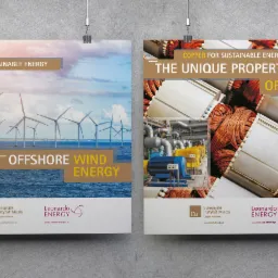 Dwa projekty tablic wystawowych na temat zrównoważonej miedzi i transformacji energetycznej. Jeden z turbinami wiatrowymi na morzu, drugi z elementami maszyn i uzwojeniami miedzianymi.