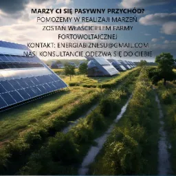 Rozległa farma fotowoltaiczna z rzędami paneli słonecznych i futurystycznymi budynkami w tle, otoczona zielenią i polnymi ścieżkami, w ciepłym świetle wschodzącego słońca.