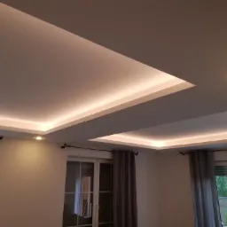 Sufit podwieszany z oświetleniem LED w nowoczesnym salonie, widoczne okna z szarymi zasłonami i roślinność na zewnątrz.