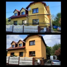 Dom jednorodzinny z żółtą elewacją, widok przed i po remoncie, z rusztowaniem w górnej części zdjęcia, białe ogrodzenie, czerwony dach i kwiaty w oknach.