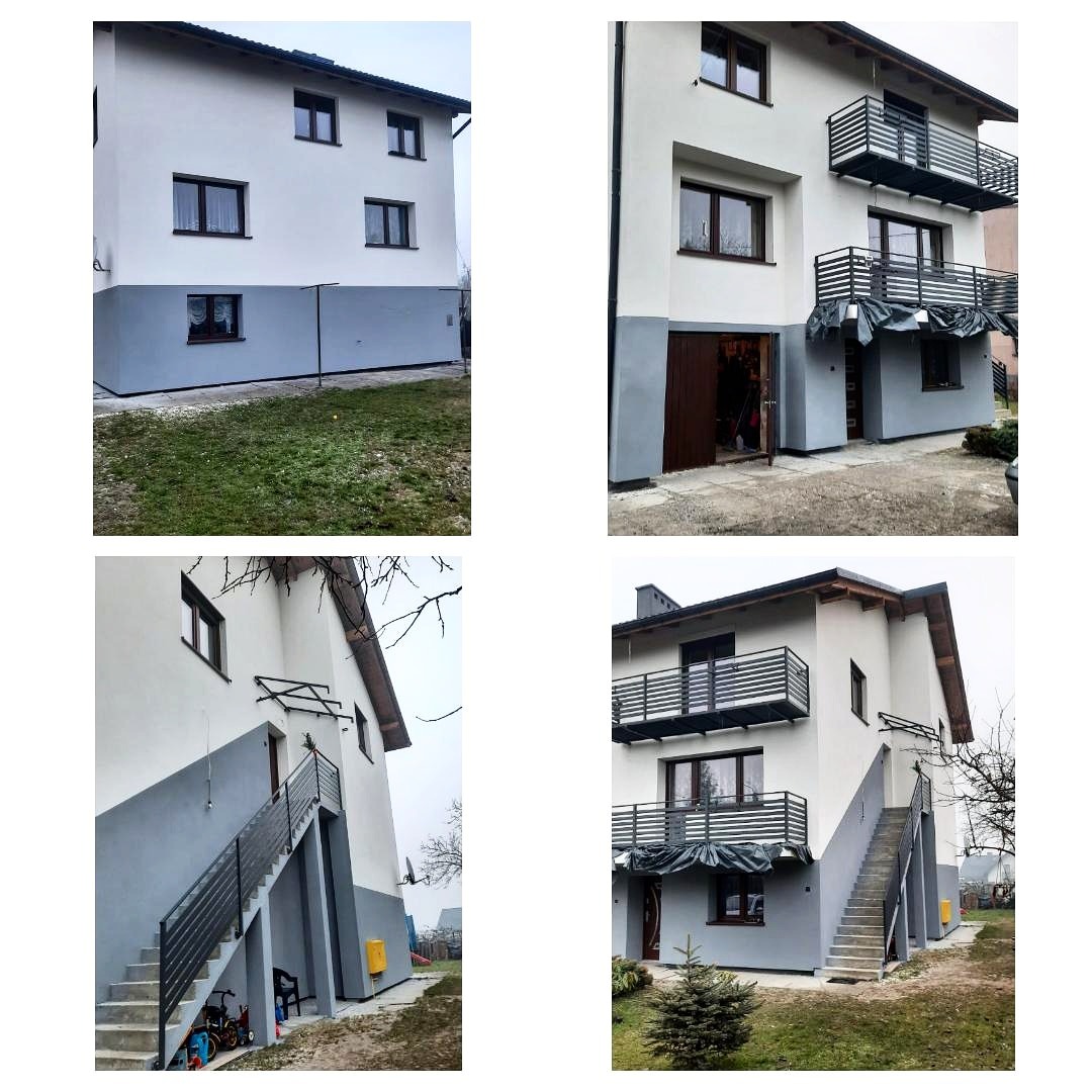 Dwukondygnacyjny dom z białymi ścianami i szarym cokołem, widoczny z różnych perspektyw, z balkonami z czarną metalową balustradą i schodami zewnętrznymi.