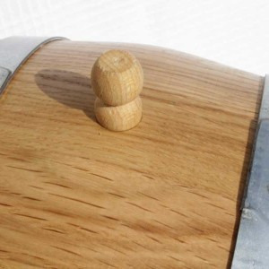 Drewniana beczka z jasnego dębu z drewnianym korkiem, obręcze metalowe.