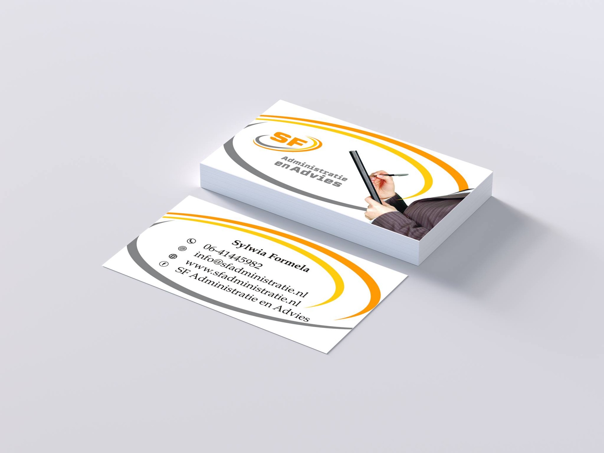 Wizytówki firmy z logo SF Administratie en Advies, na jednej z nich widoczne dane kontaktowe Sylwii Formeli, obok stos wizytówek z grafiką dłoni trzymającej długopis.