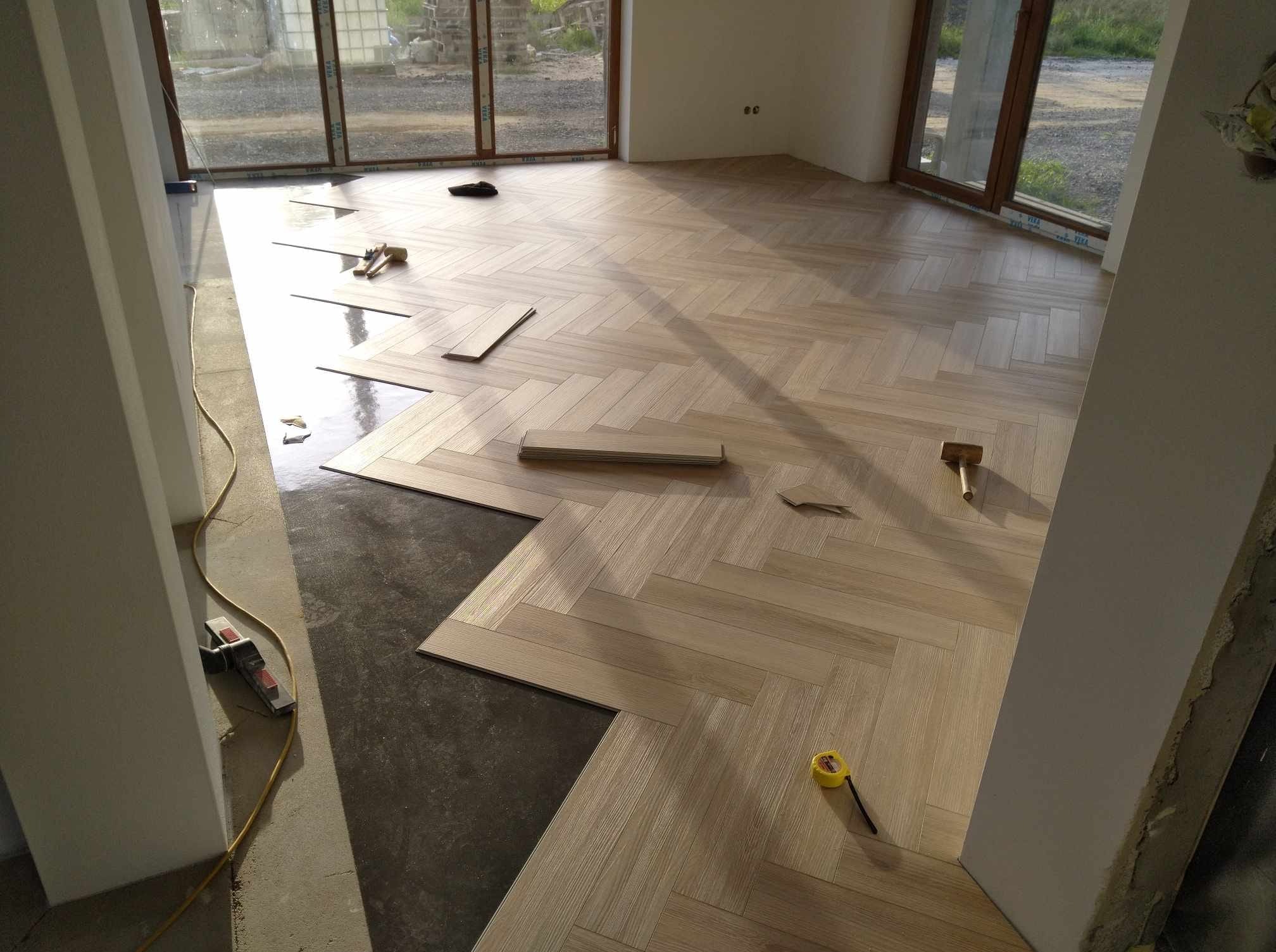 Układanie paneli 'jodełka'