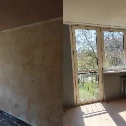 Porównanie wnętrza przed i po remoncie: surowa ściana z widoczną instalacją elektryczną i zakryta folią podłoga kontra szara ściana, odnowione okno balkonowe i parkiet