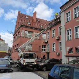 Wymiana kratek wentylacyjnych na kominach budynku Urzędu Miasta.